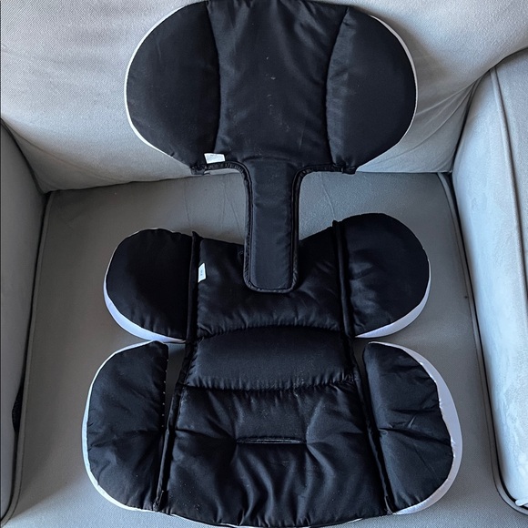 Graco infant car seat inserts Black and white - Picture 2 of 4